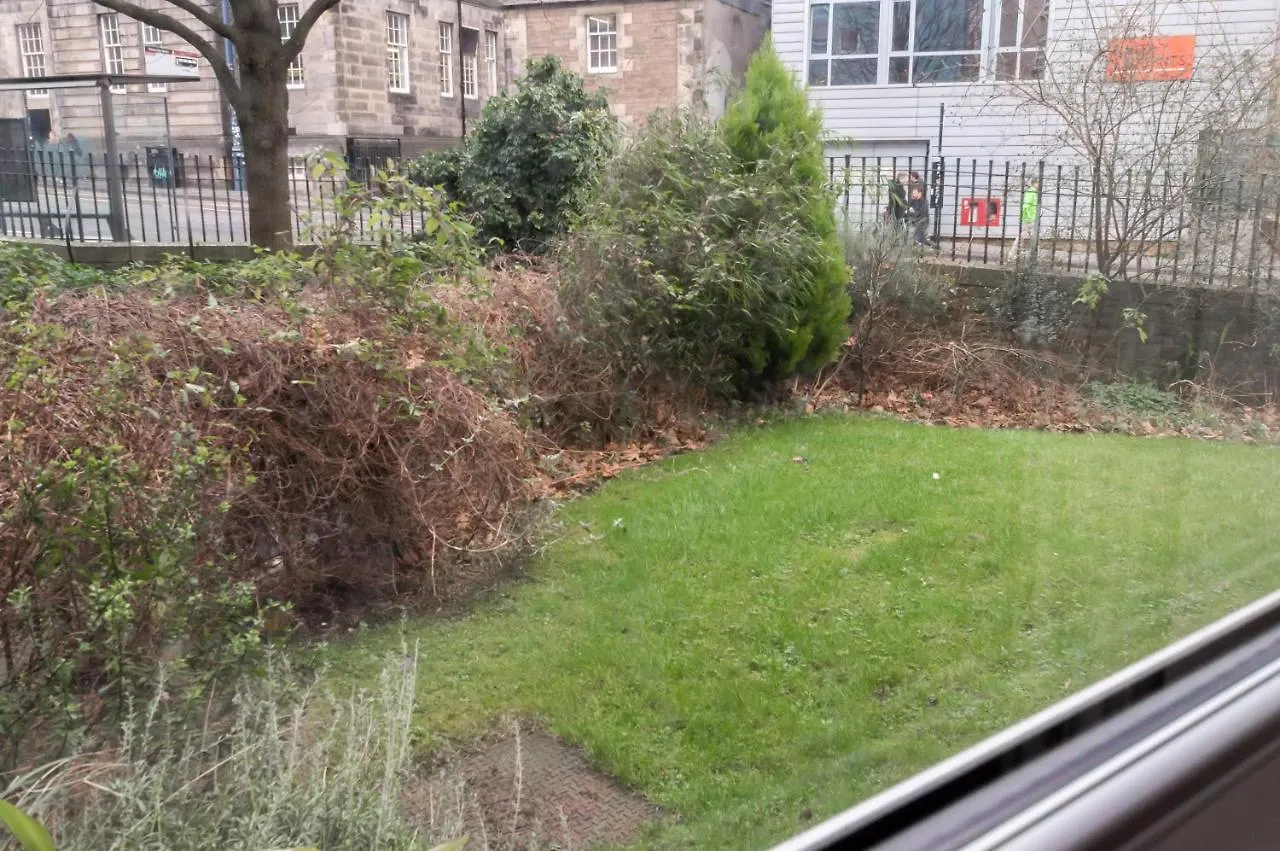 Edinburgh City Centre Aishia/Sakina Apartment 0*,