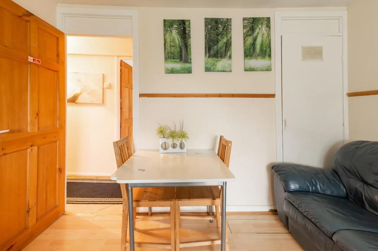Edinburgh City Centre Aishia/Sakina Apartment 0*,