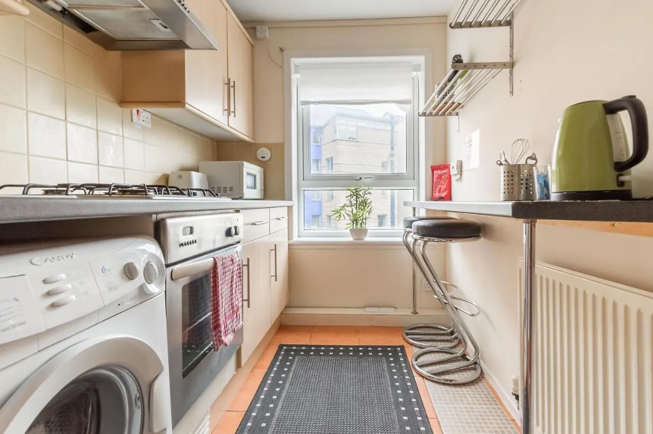 Edinburgh City Centre Aishia/Sakina Apartment