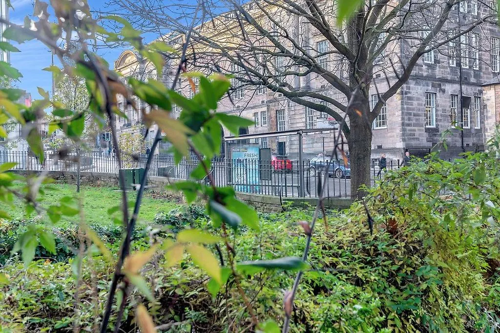 Edinburgh City Centre Aishia/Sakina Apartment